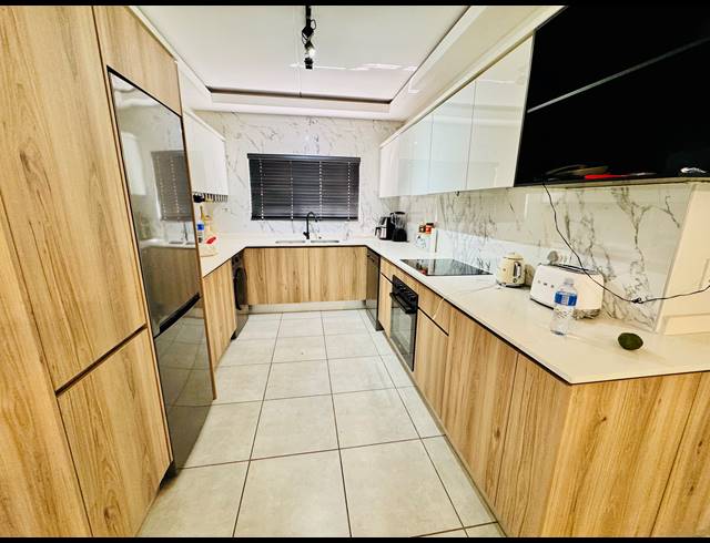 3 BEDROOM FLAT FOR SALE IN WATERFALL